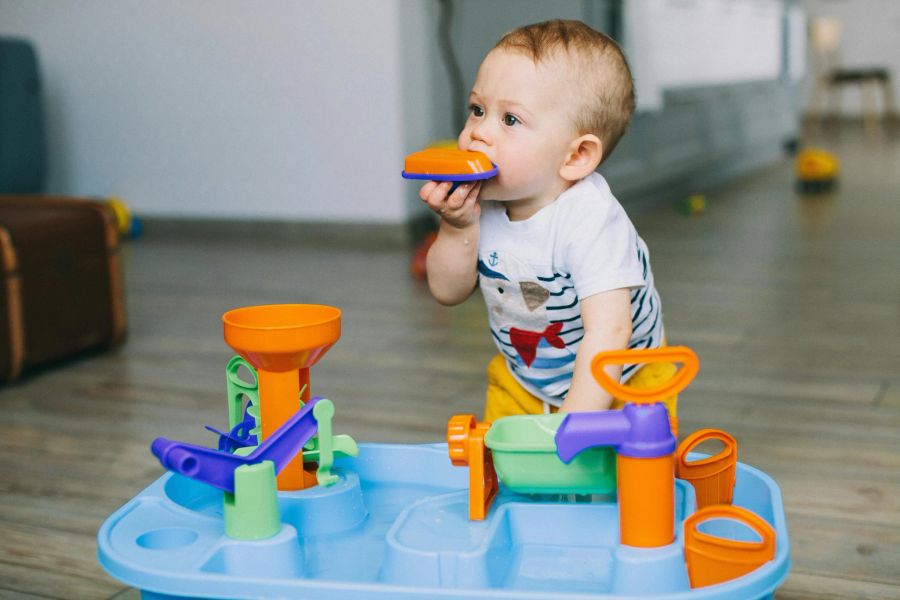 Kinder erkunden ihre Welt mit dem Mund – da werden auch mal andere Kids gebissen. Das sorgt in den Kitas gerne für Probleme. (Symbolbild)