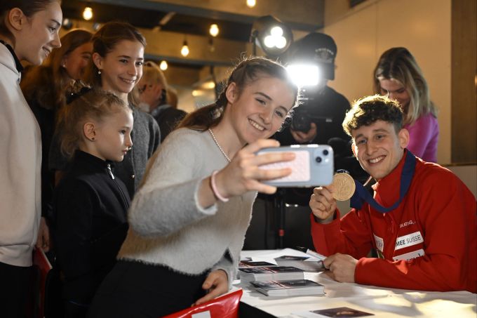 Lukas Britschgi erfüllt die Autogramm- und Selfie-Wünsche der Fans. Lukas Britschgi