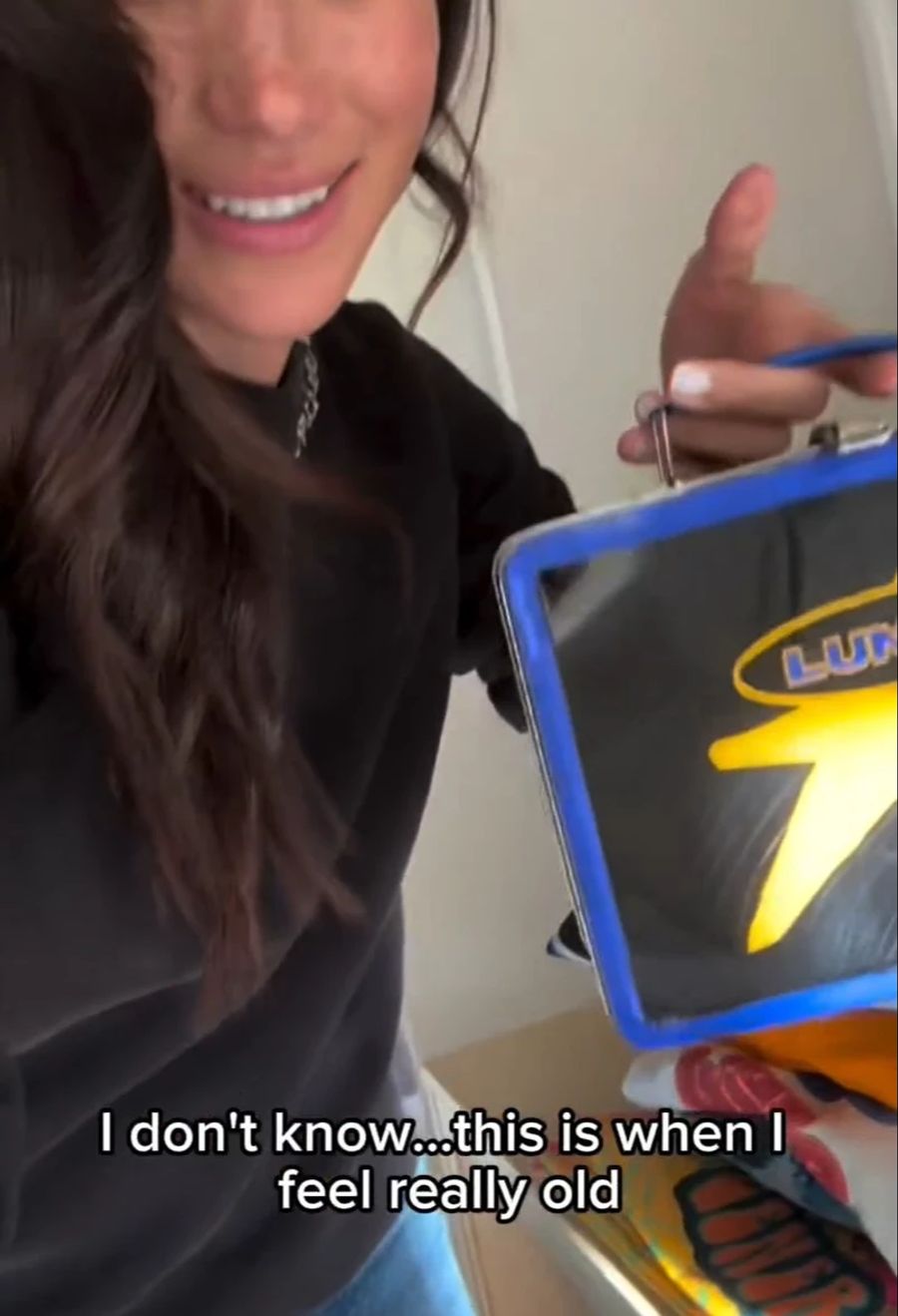 Meghan streckt die Lunchbox von Billie Eilish in die Handykamera.