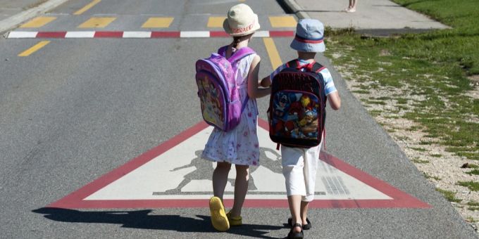 Kinder müssen den Schulweg allein bewältigen können – doch nicht alle Sprösslinge bringen diese Voraussetzung bei der Einschulung mit. Kinder Schulweg