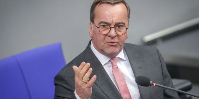 Ein Sprecher von Verteidigungsminister Boris Pistorius sprach in Berlin vom Luftverteidigungssystem Iris-T, Lenkflugkörpern, Überwachungsradaren, Drohnen, Gefechtsfahrzeugen und Handwaffen. (Archivbild) Boris Pistorius