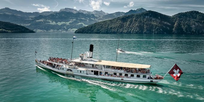 Erleben Sie eine 4-stündige Rundfahrt auf der historischen Gallia, dem schnellsten Dampfschiff Europas. SGV