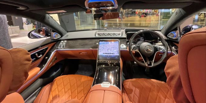 Die Mercedes-Benz S-Klasse (Baureihe 223) sollte ab 2021 autonomes Fahren (Stufe 3) im Stau bis 60 km/h ermöglichen, wobei der Hersteller bei Unfällen haftet. Mercedes-Benz_S_580_4MATIC