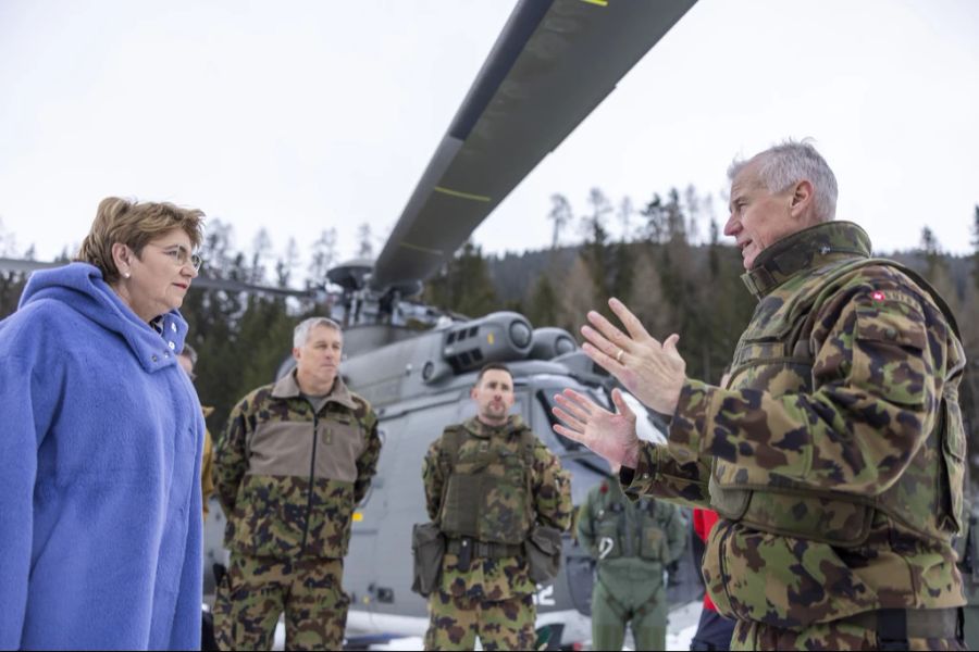 Verteidigungsministerin Viola Amherd (links) hört Divisionär Maurizio Dattrino zu, während einem Truppenbesuch im Rahmen des WEF in Davos Frauenkirch, am 22. Januar 2025.