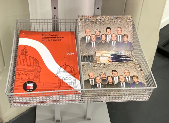 Jetzt noch zugreifen! Auslage mit dem Bundesratsfoto 2025 (Version 1) und der Broschüre "Der Bund kurz erklärt" im Medienzenrum des Bundes in Bern. Bundesratsfoto 2025
