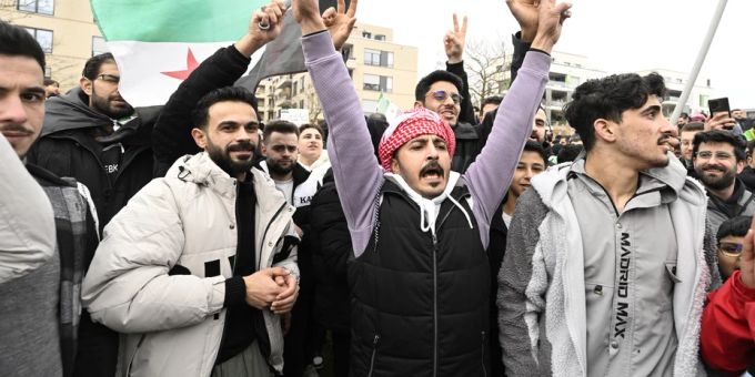 Syrer feiern in der Stadt den Zusammenbruch des Regimes von Präsident Assad und den Umsturz in Syrien. (Archivbild) Syrer