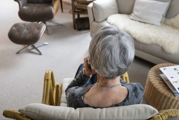 Vor allem Senioren sind das Ziel von Betrügern. (Symbolbild) Seniorin am telefonieren
