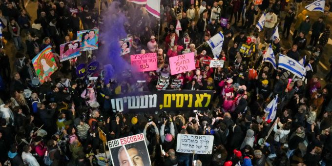 Israelis protestieren in Tel Aviv gegen die Regierung von Ministerpräsident Netanjahu. Ariel Schalit/AP/dpa Nahostkonflikt - Tel Aviv