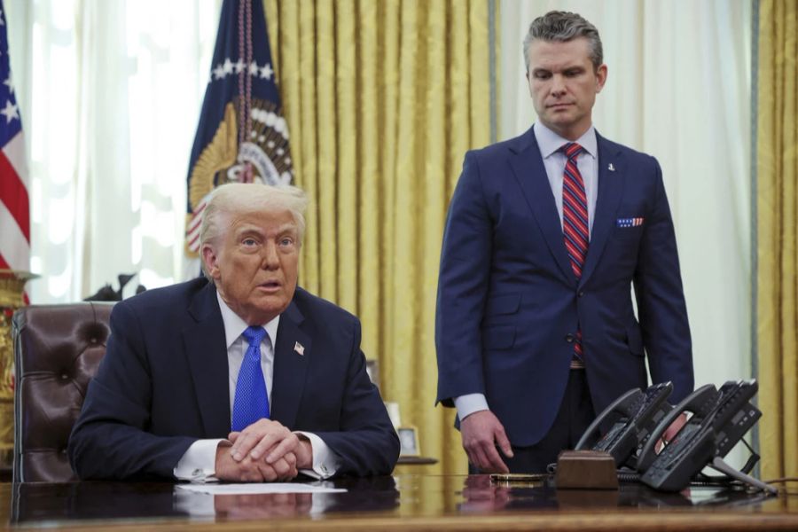 Auch Pentagon-Chef Pete Hegseth (r.) steht am Pranger. (Archivbild)