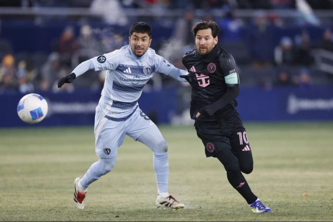 Nach dem Sieg gegen Sporting Kansas City wurde Lionel Messi vom Schiedsrichter um ein Autogramm gebeten. lionel messi
