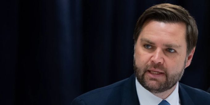 JD Vance betont, die USA werden sich im Konflikt zwischen Indien und Pakistan raushalten. Vance Demonstranten