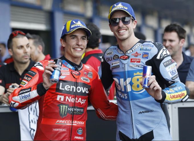 Die Familie Marquez feiert einen Doppelsieg: Links Sieger Marc, rechts sein Bruder Alex. MotoGP