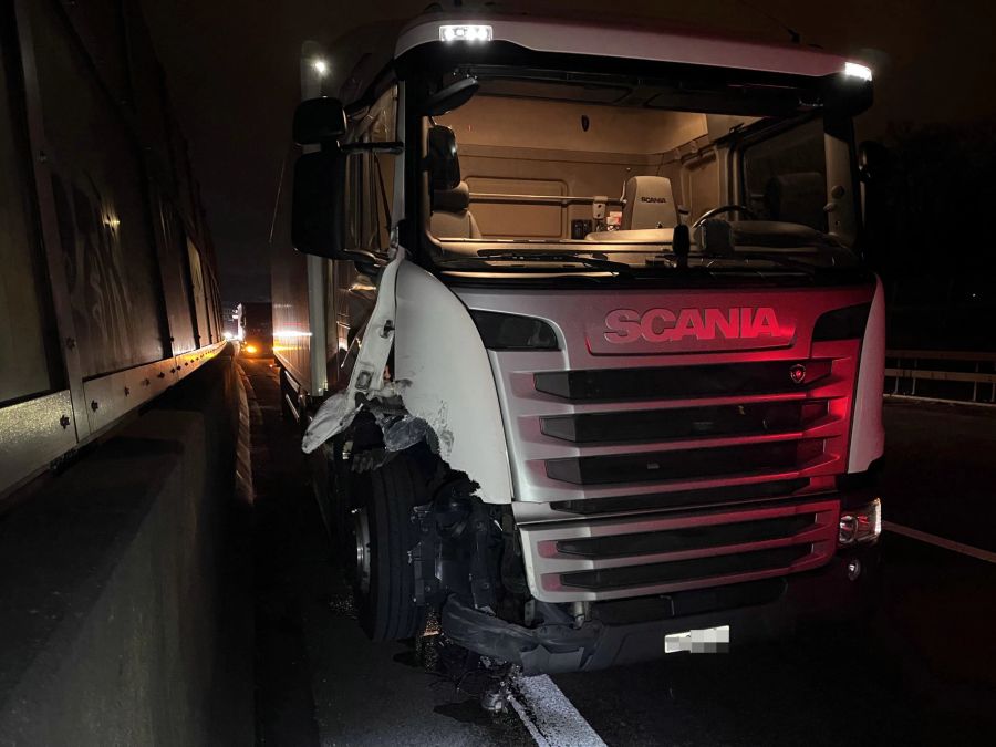 Der Lastwagen prallte gegen das unbeleuchtete Fahrzeug, das auf die Fahrbahn ragte.