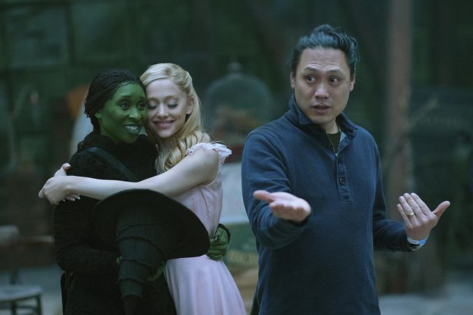 Cynthia Erivo mit Ariana Grande und dem Direktor Jon M. Chu. wicked