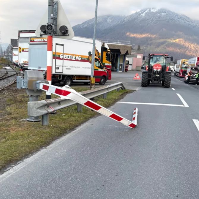 Lastwagen Zug Glarus Bahngleis