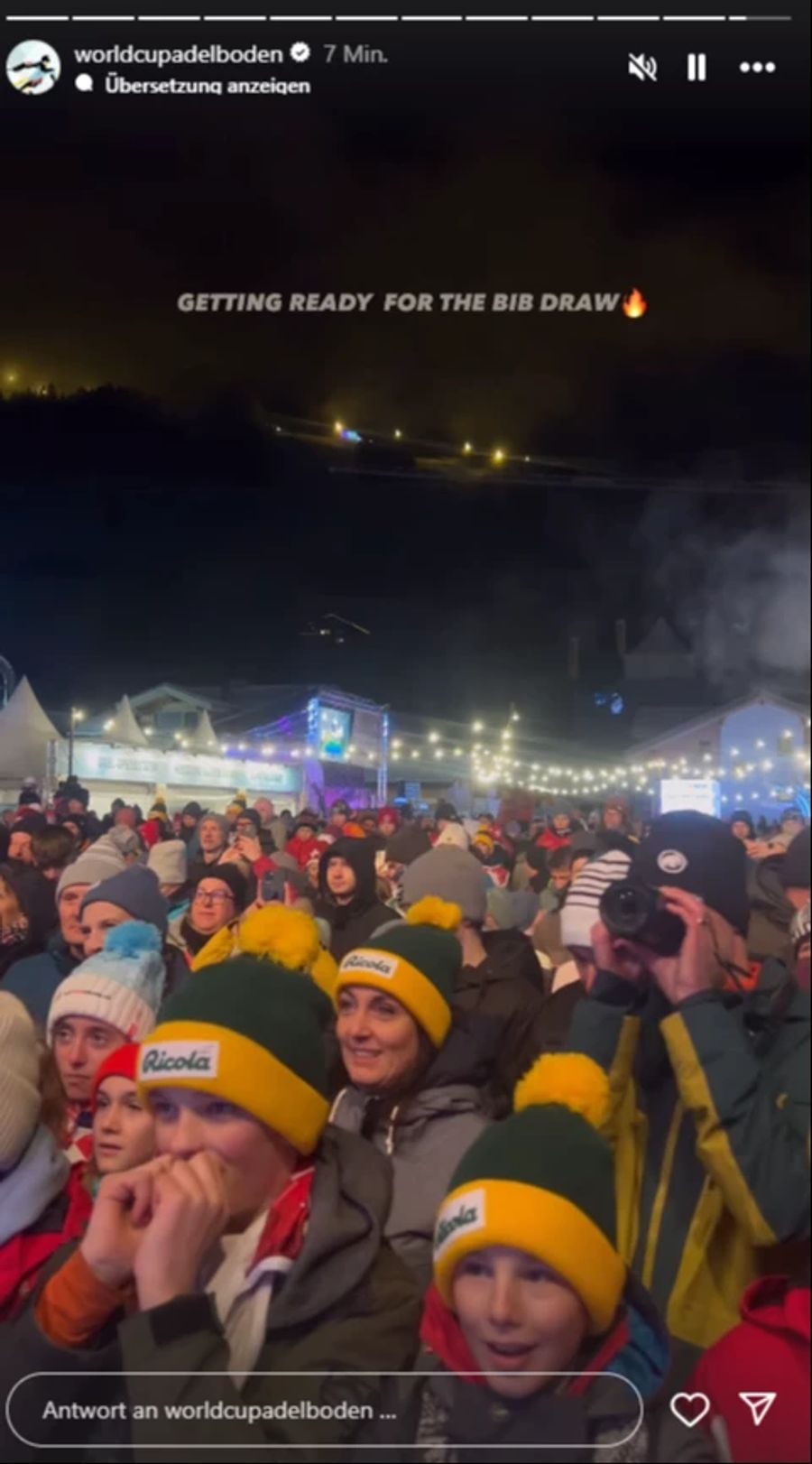 Die Menge wartet beim Chuenis-Dörfli gespannt auf die Startnummern-Auslosung.