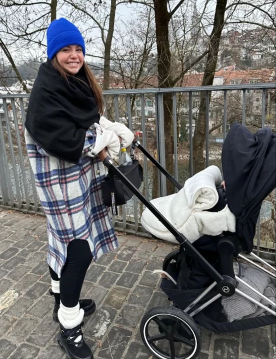 Christina Hänni mit Kinderwagen bei einem Spaziergang. Der Tänzerin geht alles viel zu schnell.