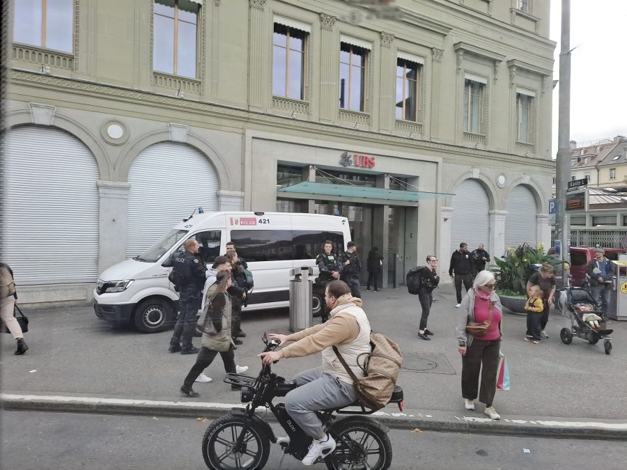 Vor der UBS-Filiale am Bahnhof Bern stehen Polizisten im Einsatz.
