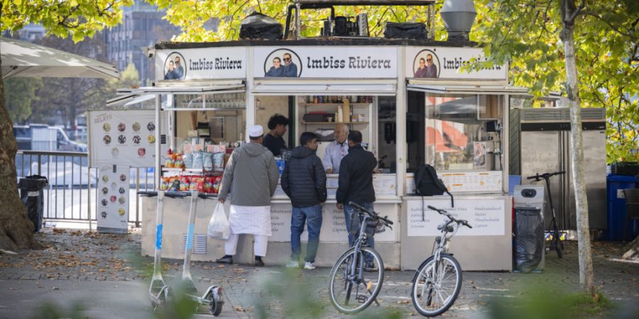 Der «Imbiss Riviera» am Zürcher Bellevue musste trotz aller politischen Bemühungen schliessen. Nun könnte ihn ein Glacéwagen ersetzen. (Archivbild)