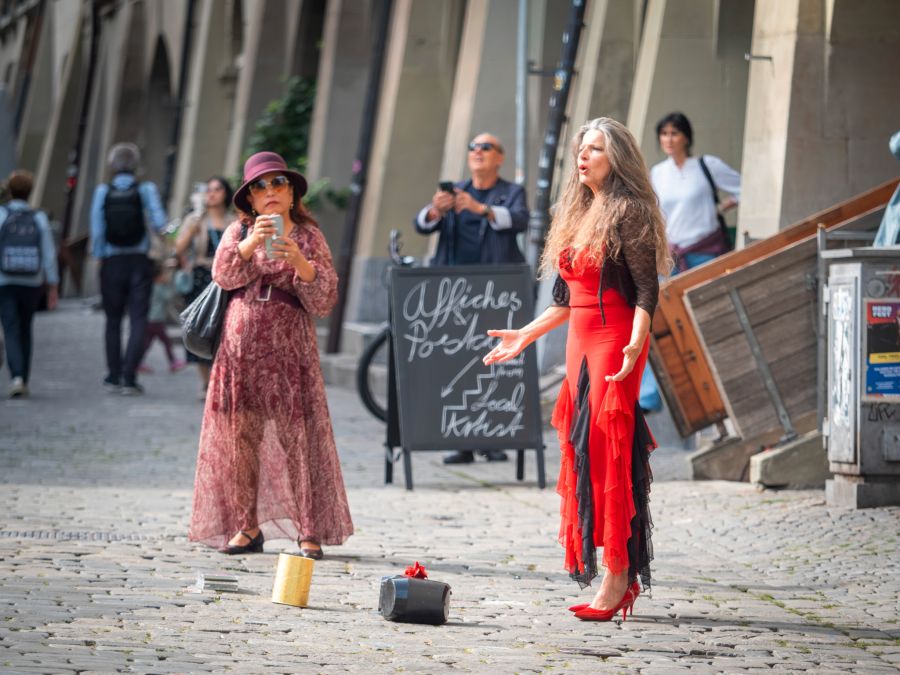Rose Marie Denise Doblies singt in Berns Gassen Opernarien.