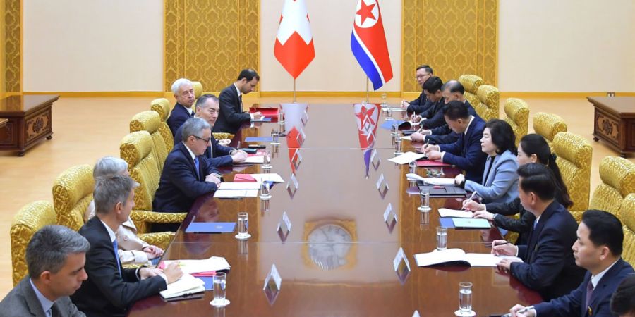 Aussenminister Ignazio Cassis, in der Bildmitte links, traf sich in der Pjöngjang mit der nordkoreanischen Aussenministerin Choe Son Hui.
