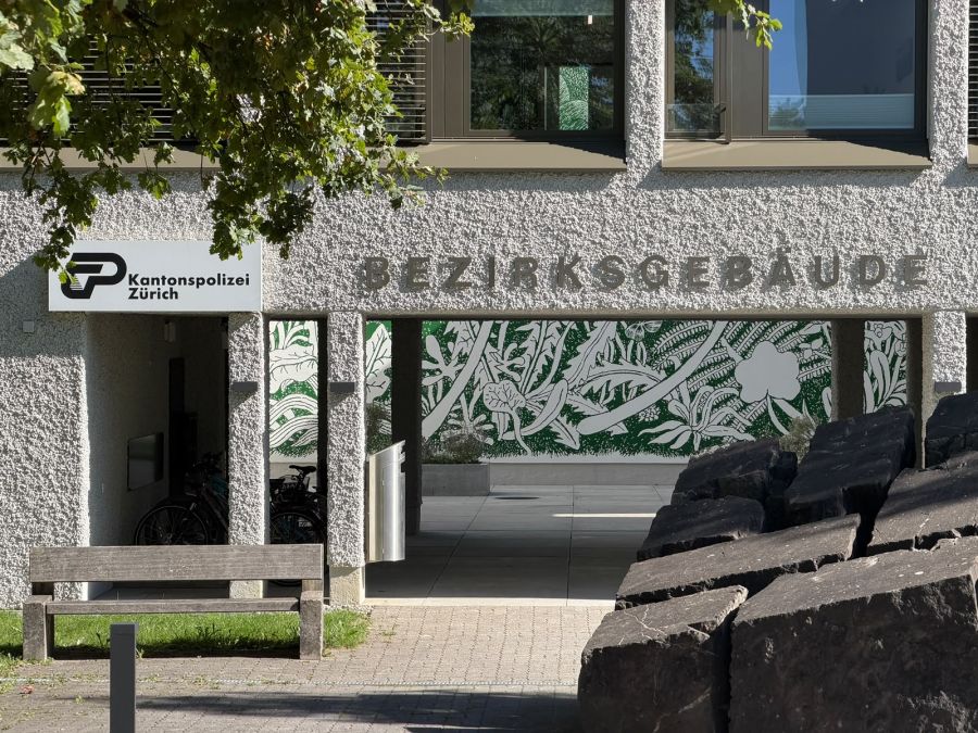 Die Kantonspolizei Zürich liegt gleich beim Gefängnis. Sie kann zu möglichen Motiven oder Hintergründen keine Angaben machen.