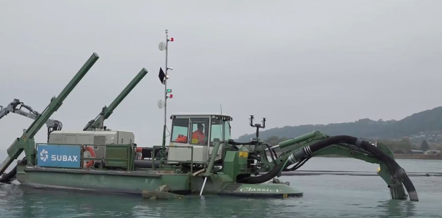 Dieser Bagger bringt den Sand aus dem See zurück an den Strand.