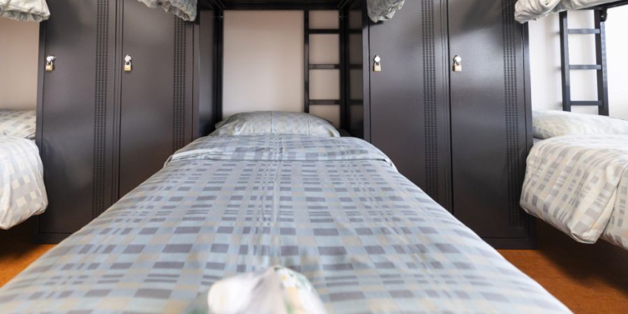 Die Asylzahlen steigen saisonal bedingt leicht an. Der Bund nimmt deshalb die Asylunterkunft in Niederscherli vorübergehend wieder in Betrieb. (Symbolbild)