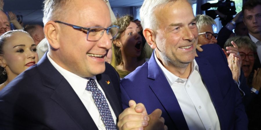 AfD-Ministerpräsidentenkandidat Leif-Erik Holm (r) bei der Wahlparty in Schwerin. Foto: Jens Büttner/dpa