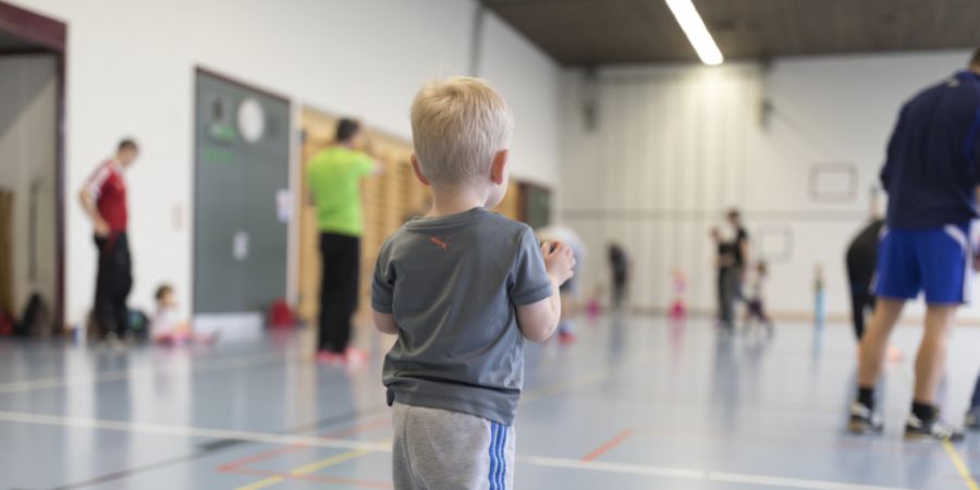 Im Kanton Schwyz soll es genügend und bedarfsgerechte Angebote für Familien geben. (Archivaufnahme)