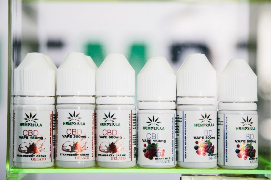 Die Produkte enthalten häufig hoch dosierte synthetische Cannabinoide. Das chemisch hergestellte Produkt ist illegal, im Gegensatz zu pflanzlichen Cannabinoiden wie CBD.