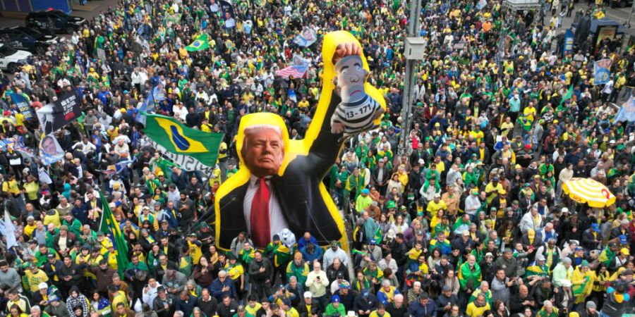 ARCHIV - Anhänger des Präsidentschaftskandidaten der Opposition, Bolsonaro, nehmen an einer Veranstaltung zum Unabhängigkeitstag teil und umringen eine Puppe des US-Präsidenten Trum...