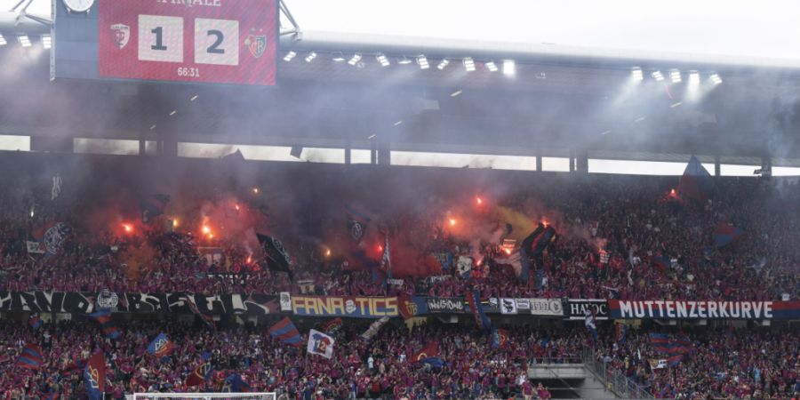 Wegen Pyrotechnik am Cupfinal 2025 lancierte die Berner Polizei eine Öffentlichkeitsfahndung. (Archivbild)