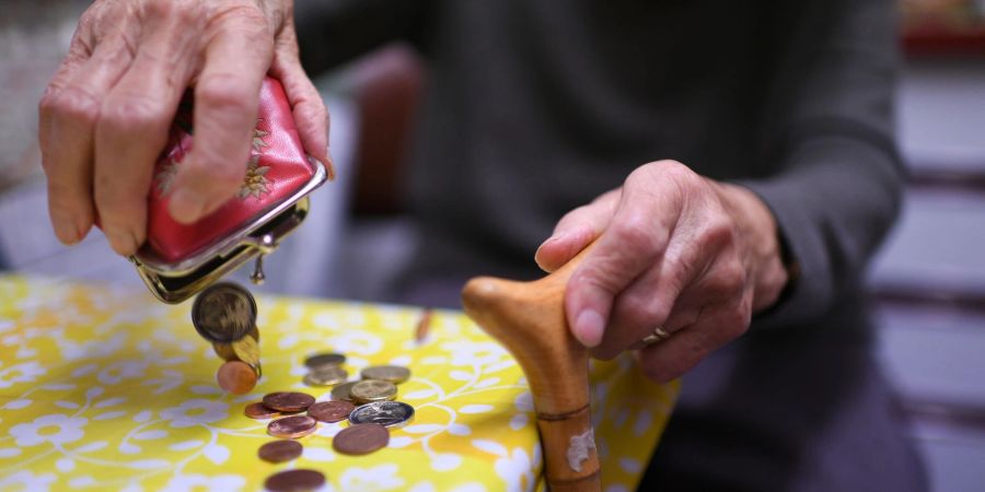 Rentenhaushalte haben in Deutschland weniger Einkommen zur Verfügung als andere Haushalte.