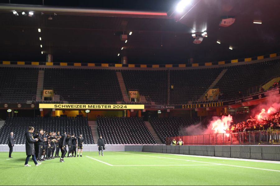 Die YB-Stars werden im Wankdorf von den wartenden Fans gefeiert.