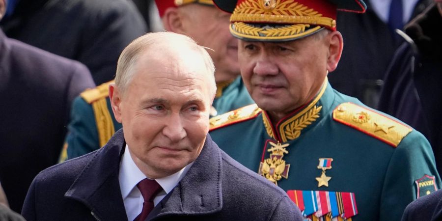 Putin (l) hat gesprochen: Schoigu soll nicht mehr länger Verteidigungsminister sein.