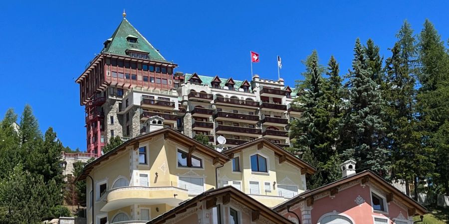 Blick auf das noble Badrutt 's Palace Hotel in St. Moritz, Graubünden