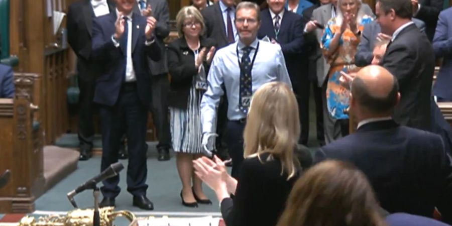 Der konservative Abgeordente Craig Mackinlay (m.) wird bei seiner Rückkehr von den Mitgliedern des Parlaments beklatscht.