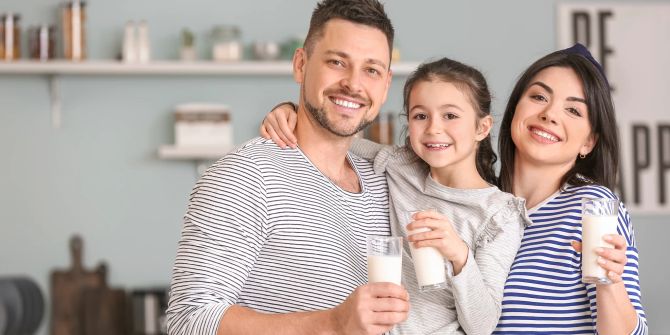 Familie trinkt Milch.