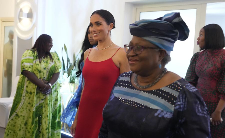 Meghan Markle läuft an der Seite von WTO-Chefin Ngozi Okonjo-Iweala und sprach anschliessend bei einem Meeting mit nigerianischen Unternehmerinnen.