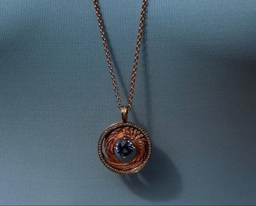 In Form eines Steins trägt Simone ihren Emilio seither immer bei sich.