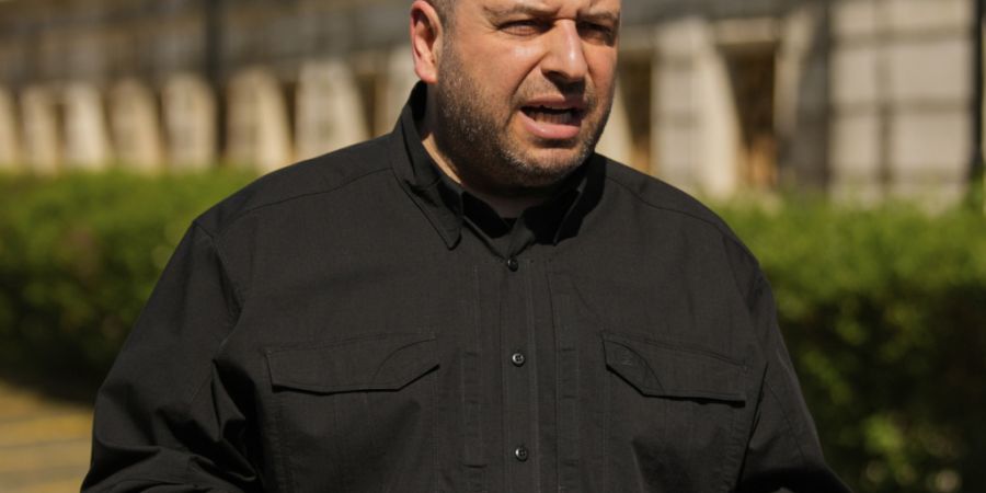 ARCHIV - Der ukrainische Verhandlungsführer in Istanbul, Rustem Umjerow spricht zu den Journalisten vor dem Ciragan-Palast nach den Friedensverhandlungen zwischen der Ukraine und Russl...