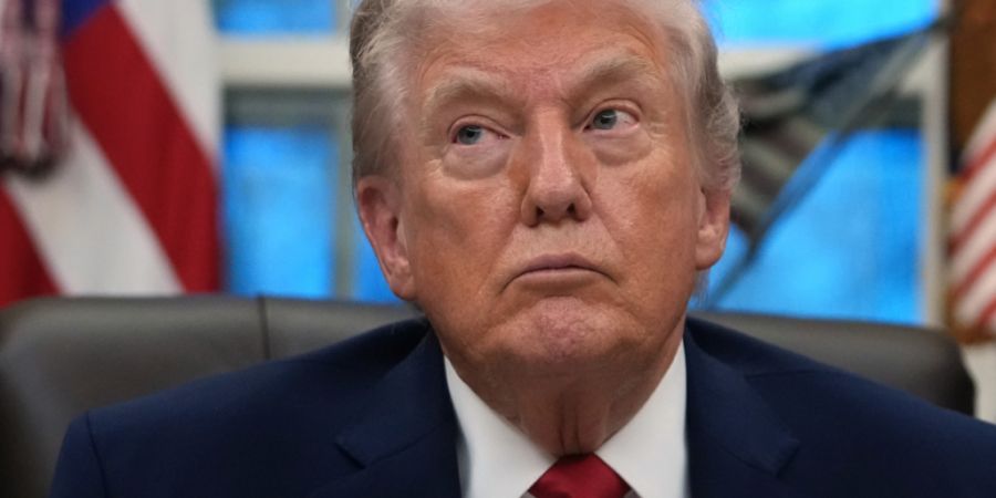 US-Präsident Donald Trump hört während einer Veranstaltung zur Suchtbekämpfung im Oval Office des Weißen Hauses zu. Foto: Allison Robbert/AP/dpa