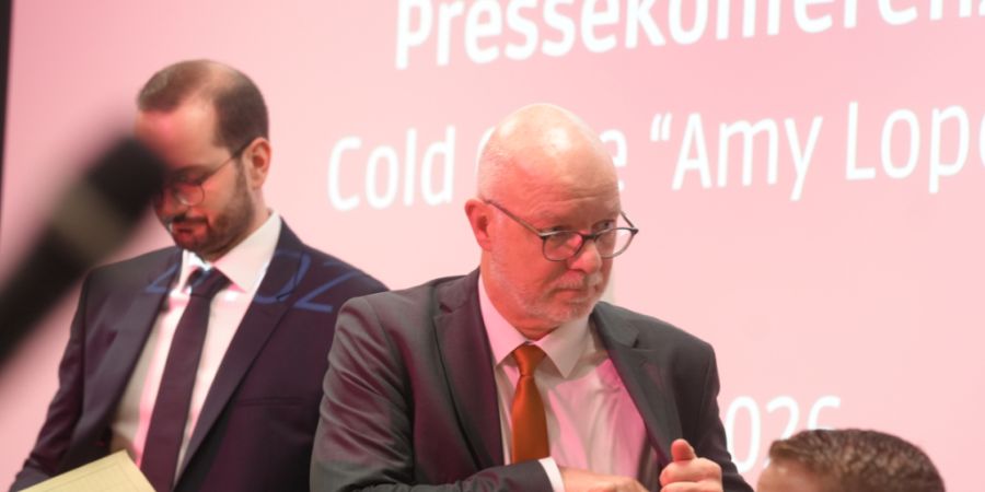 PRODUKTION - Der Koblenzer Staatsanwalt Mario Mannweiler (M) verlässt die Pressekonferenz der Staatsanwaltschaft und Polizei Koblenz zur Festnahme im Mordfall Amy Lopez. Foto: Thomas F...