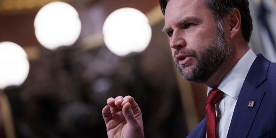 US-Vizepräsident JD Vance spricht während einer Pressekonferenz im alten Eisenhower Executive Office Building auf dem Campus des Weißen Hauses. Foto: Tom Brenner/AP/dpa