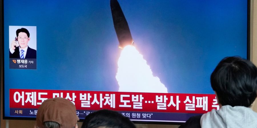 dpatopbilder - Ein Fernsehbildschirm im Bahnhof von Seoul zeigt während einer Nachrichtensendung ein Archivbild eines nordkoreanischen Raketenstarts. Foto: Ahn Young-joon/AP/dpa