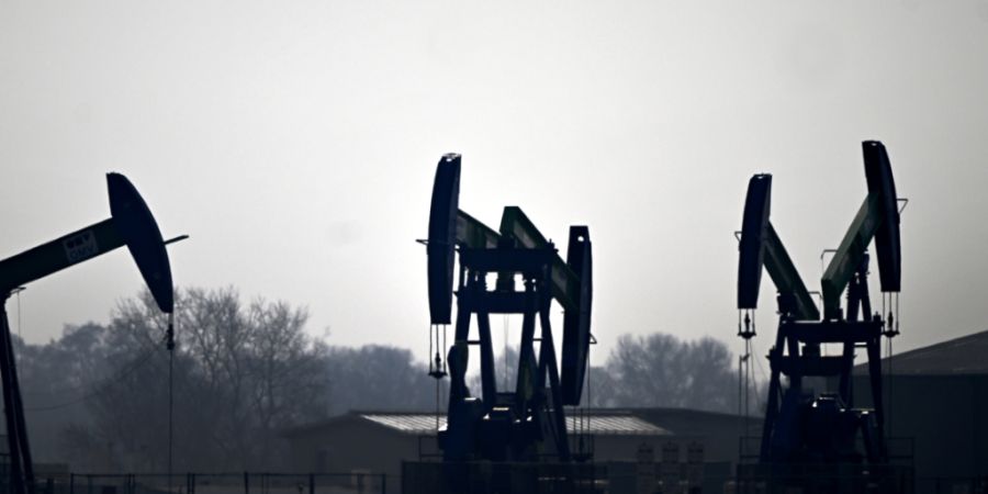 Die Ölpreise haben am Morgen etwas nachgegeben. Das Fass der Nordseesorte Brent verbilligte sich um 1,26 Prozent und kostete 98,09 US-Dollar. Gründe dafür sind die Waffenruhe in Liba...