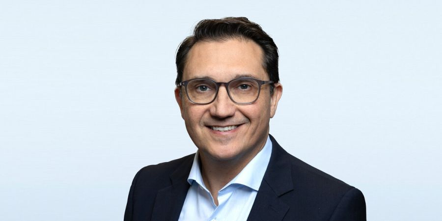 Manuel Ferreira, Experte für Anlagestrategien und wirtschaftliche Analysen bei der Zürcher Kantonalbank, erklärt, worin sich der aktuelle KI-Boom von der Dotcom-Blase unterscheidet.