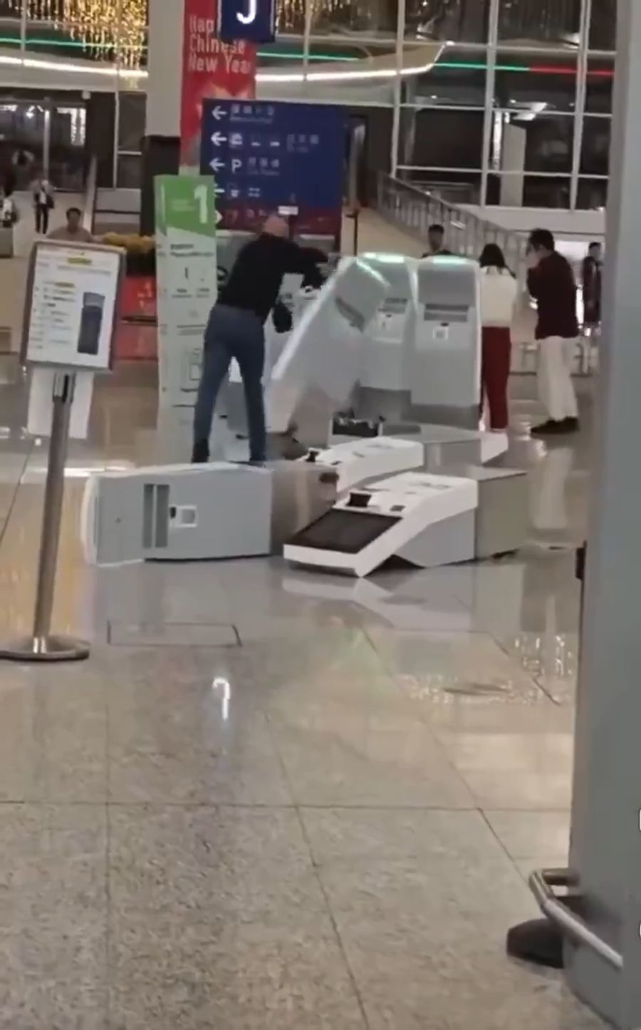 Der 35-Jährige stiess mehrere Automaten um und beschädigte sie so.