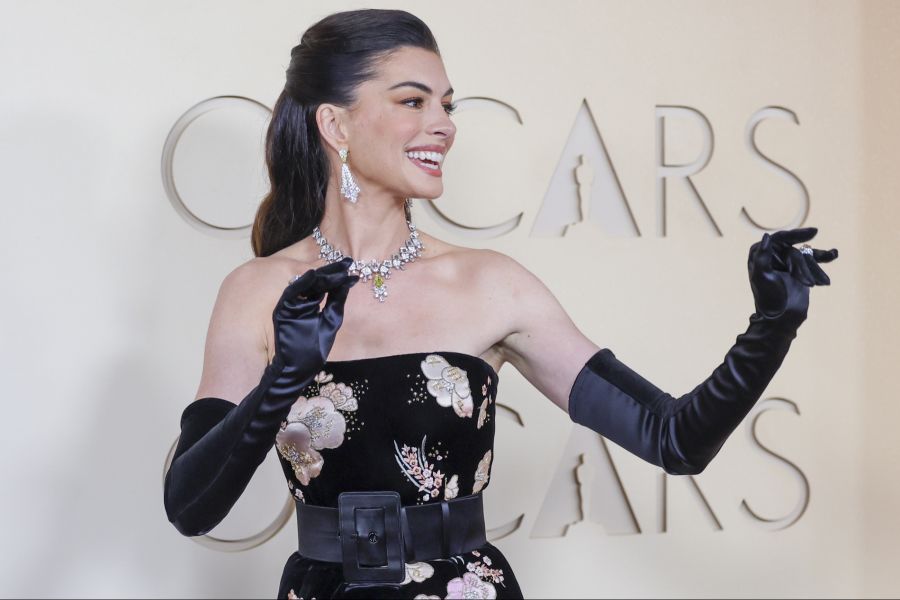 Viele fragen sich: Wie ist das möglich? Abgebildet: Hathaway an den Oscars im März 26.